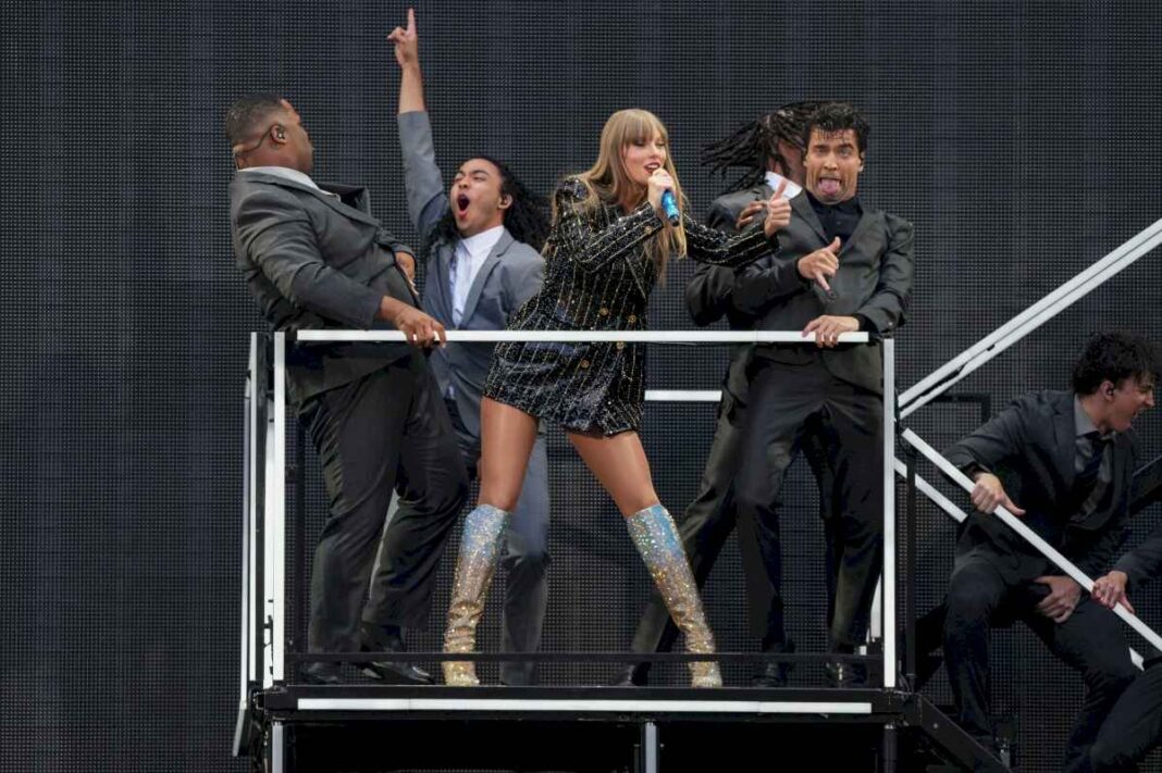 taylor-swift-presenta-a-travis-kelce-en-concierto-de-su-gira-eras-en-londres