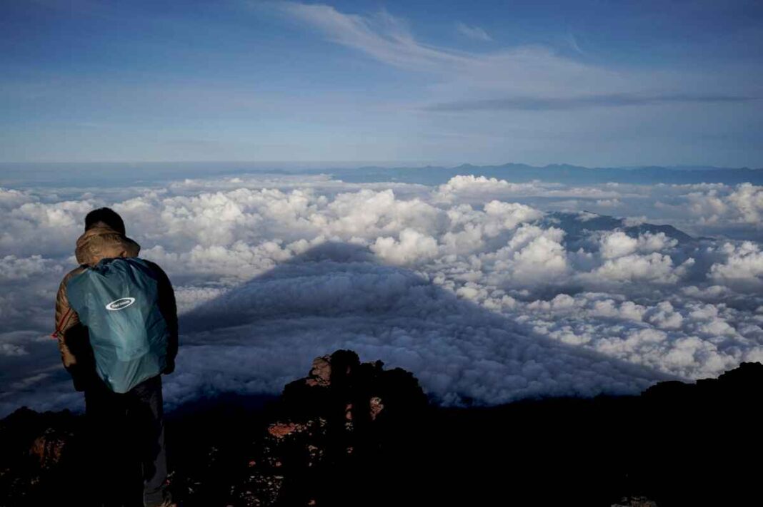 rescatistas-trabajan-para-bajar-cuerpos-encontrados-en-el-monte-fuji,-japon