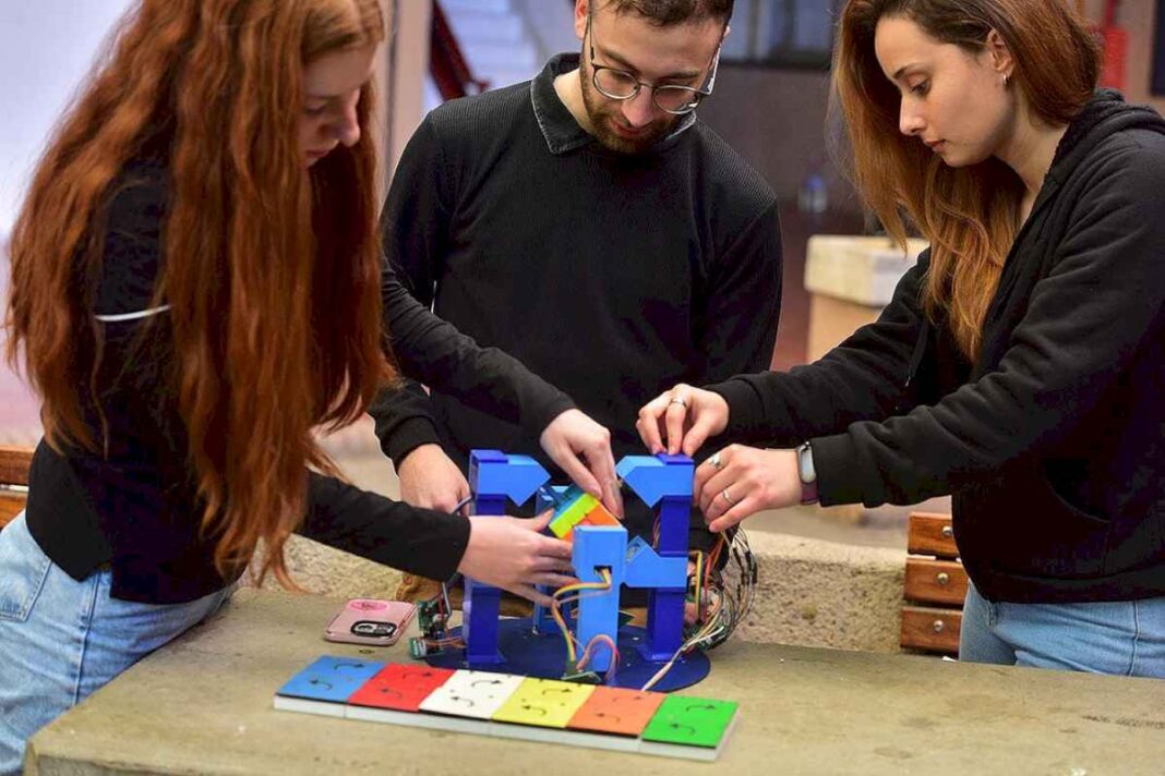 premiados:-estudiantes-de-la-unc-crearon-un-cubo-de-rubik-para-personas-con-motricidad-fina-afectada