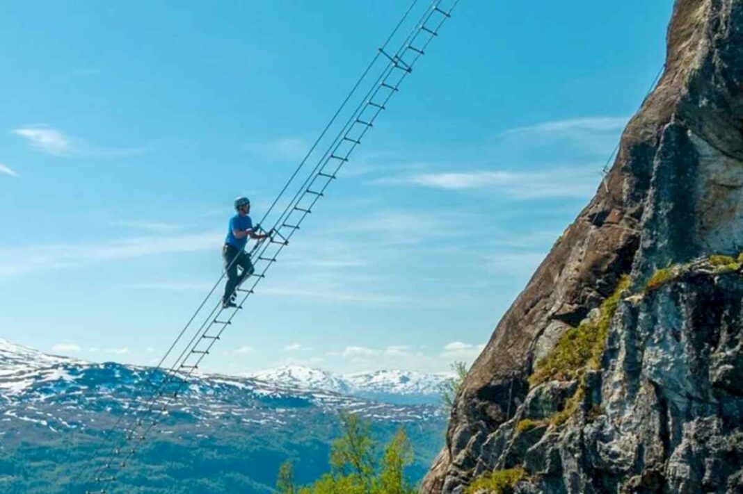 la-temible-escalera-a-800-metros-de-altura-en-las-montanas-de-noruega-que-es-furor-entre-los-aventureros