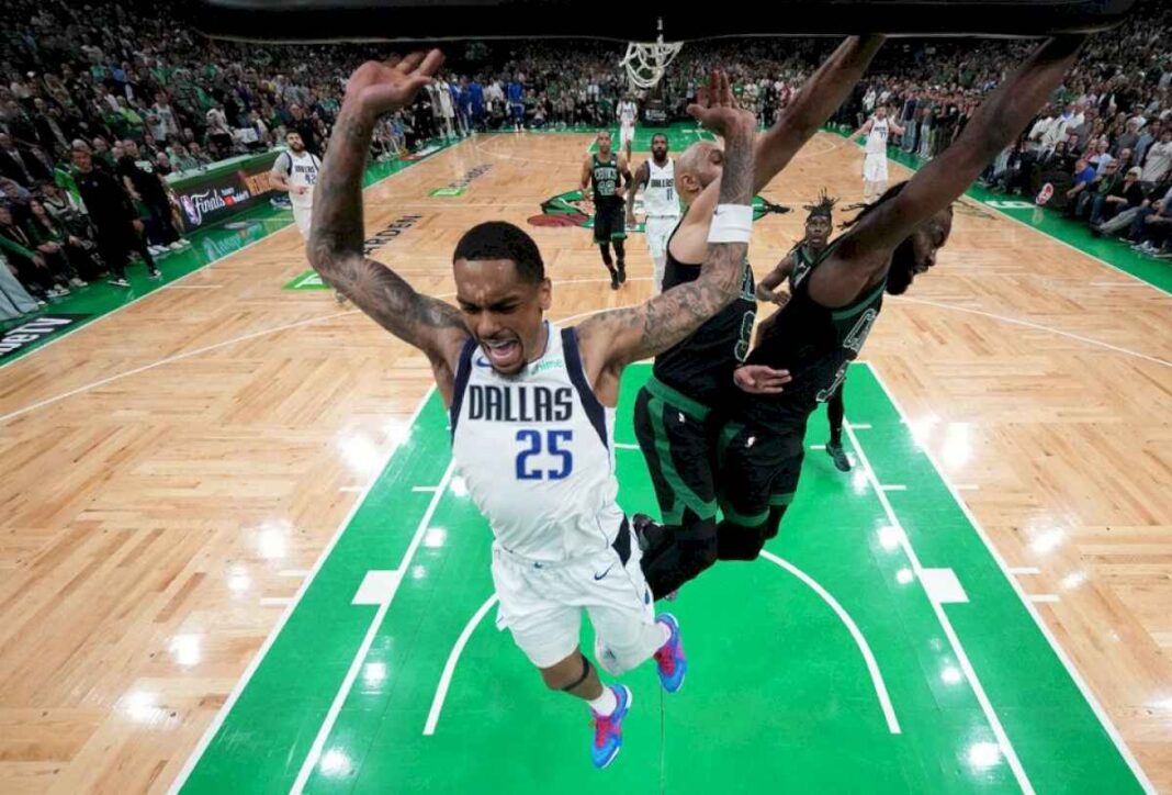 nba:-boston-volvio-a-ganarle-a-dallas-y-se-puso-2-0-en-la-serie