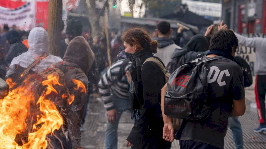 maxima-tension-fuera-del-congreso:-los-manifestantes-incendian-autos-y-hay-enfrentamientos-con-la-policia