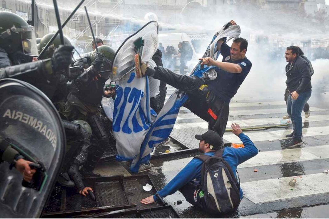 incidentes-fuera-del-congreso:-al-menos-30-detenidos-y-20-policias-heridos