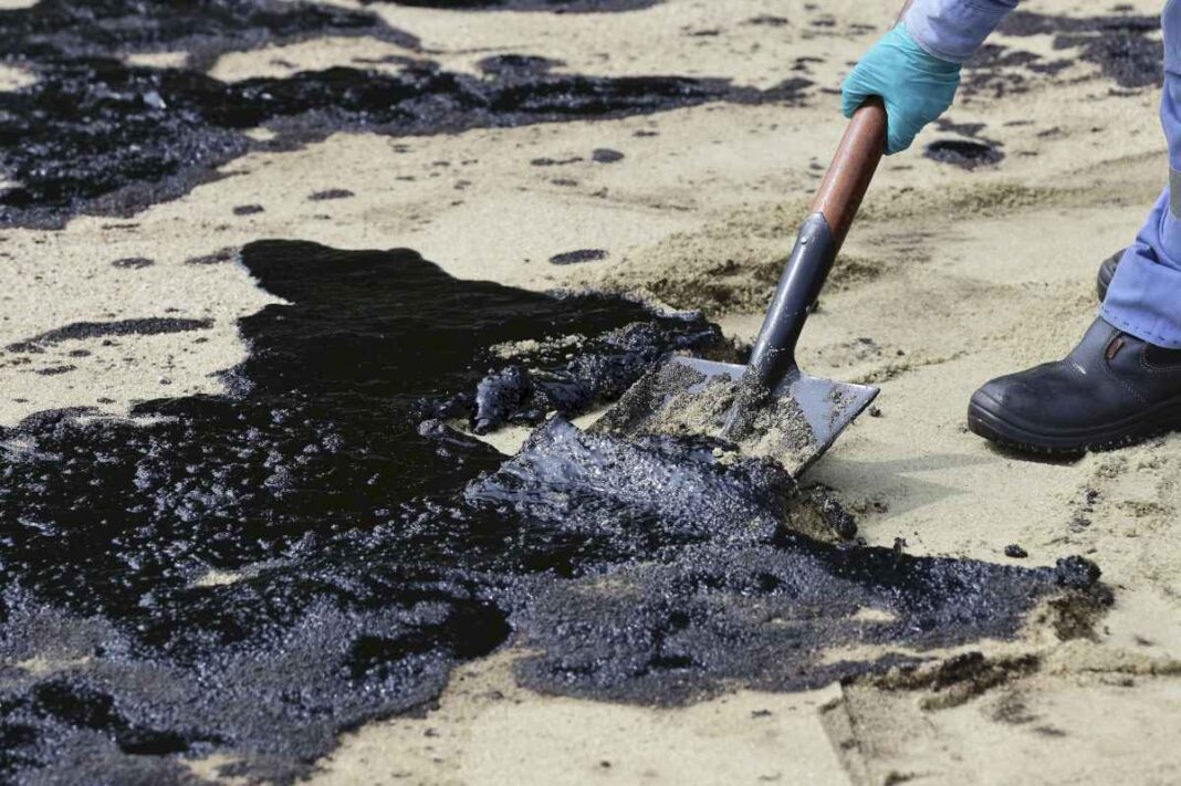 singapur-limpia-la-marea-negra-causada-por-el-impacto-de-una-draga-contra-un-petrolero