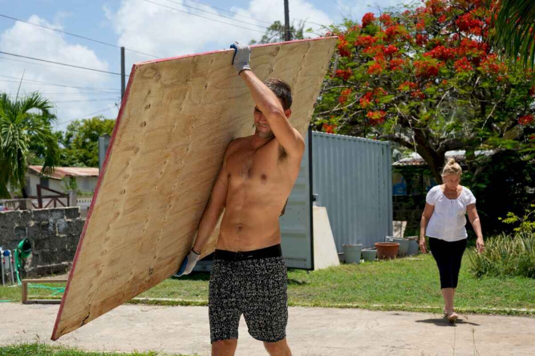 el-peligroso-huracan-beryl-pierde-algo-de-fuerza-y-se-acerca-al-sureste-del-caribe