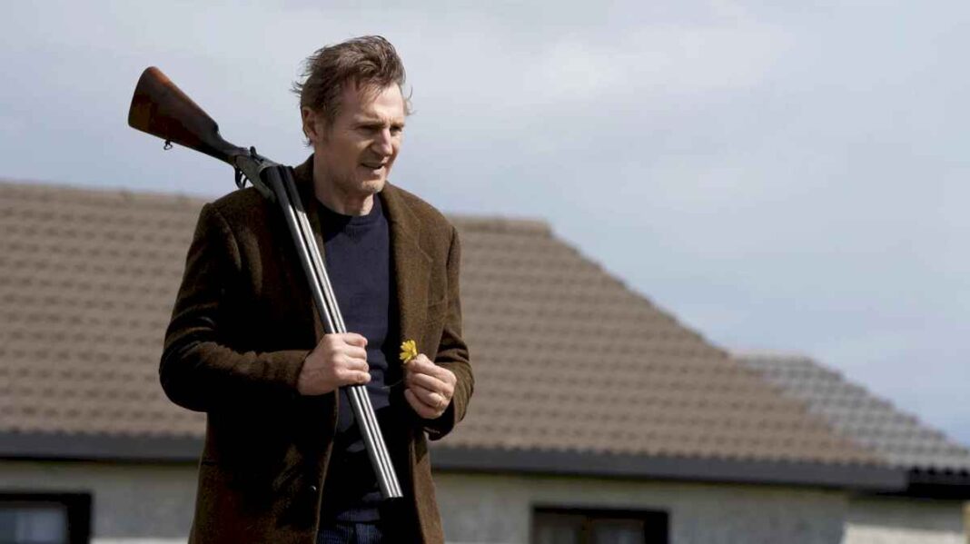 asi-es-en-tierra-de-santos-y-pecadores,-lo-nuevo-de-liam-neeson:-sangre-irlandesa,-corazon-ingles