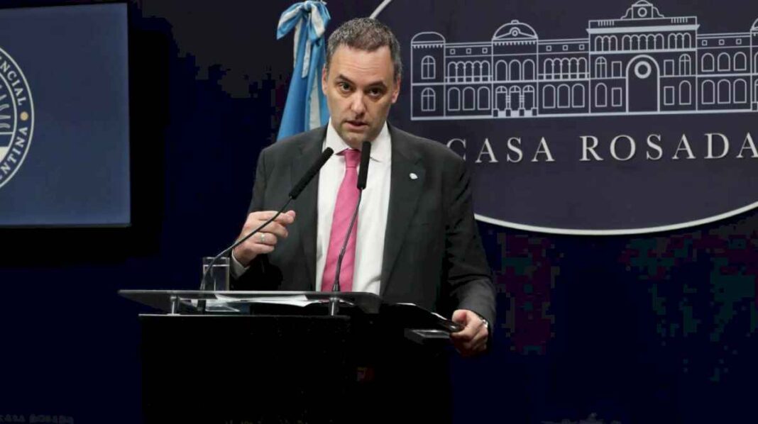 la-reaccion-del-gobierno-ante-la-suba-del-dolar-blue:-no-vamos-a-devaluar-ni-a-corrernos-del-plan-de-caputo