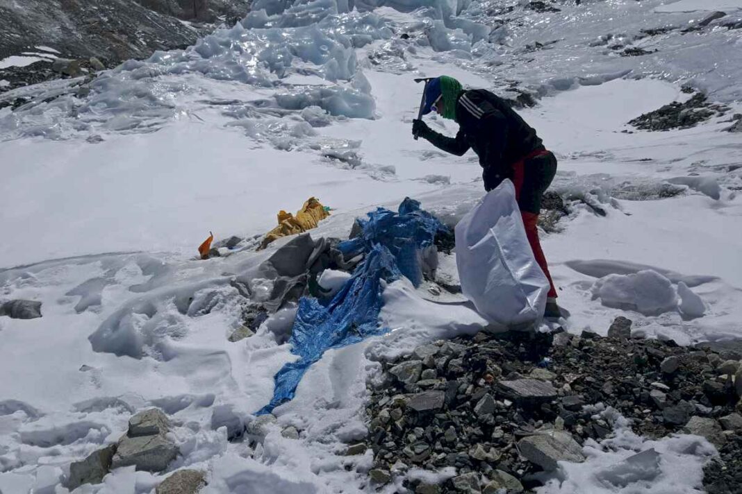 el-campamento-mas-elevado-del-monte-everest-esta-lleno-de-basura-congelada,-que-llevara-anos-quitar