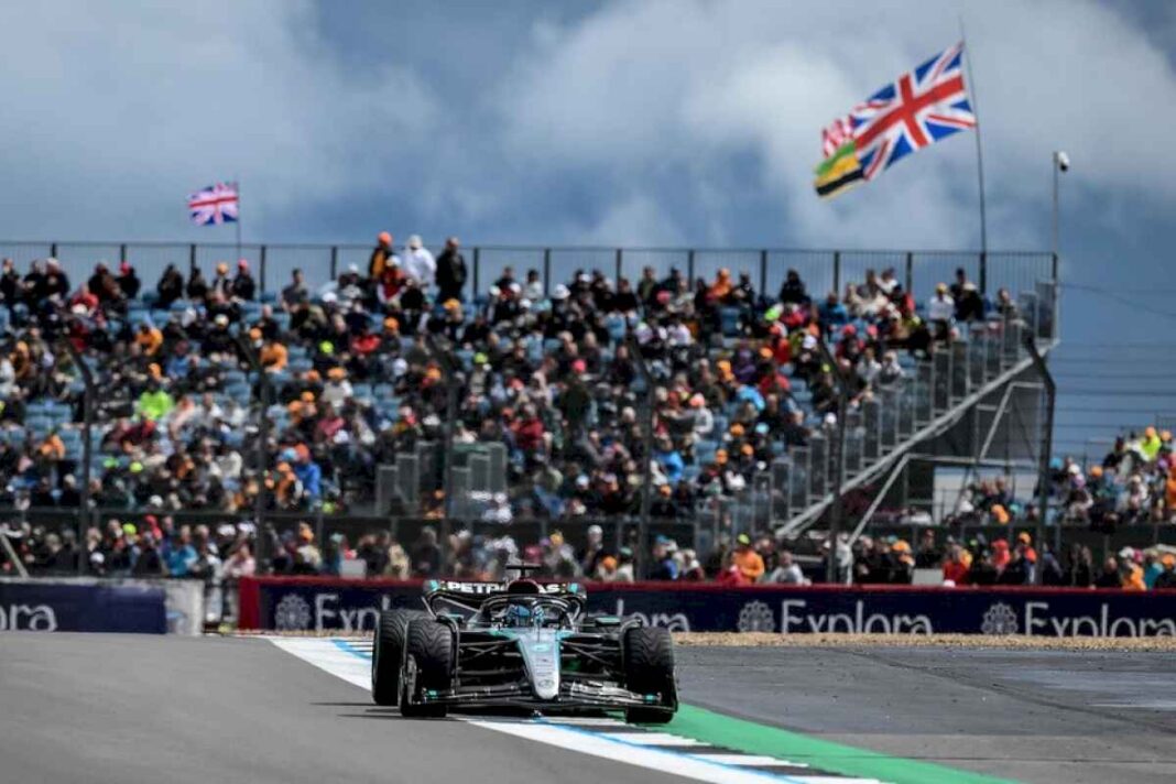 formula-1:-mercedes-metio-un-inesperado-1-2-en-silverstone