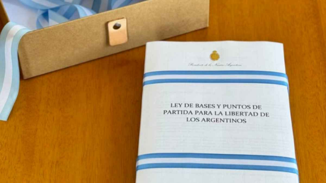 antes-de-firmar-el-pacto-de-mayo,-el-gobierno-promulgo-la-ley-bases-y-el-paquete-fiscal