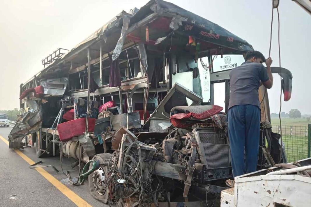 al-menos-18-muertos-en-india-tras-un-choque-entre-un-autobus-de-dos-pisos-y-un-camion-de-leche