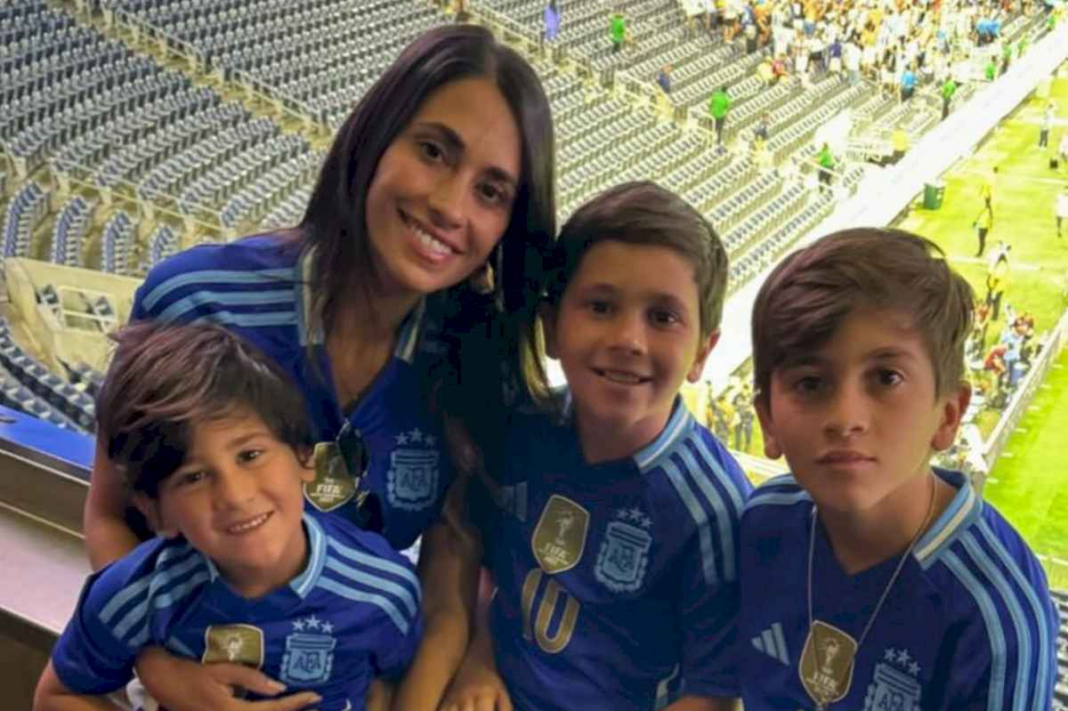 antonela-roccuzzo-causo-furor-con-el-look-canchero-y-chic-que-lucio-para-ir-a-ver-a-la-seleccion-argentina