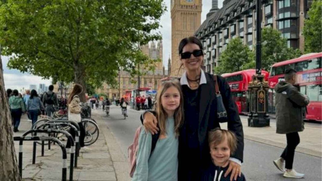 paseos-por-la-ciudad-y-viaje-en-tren:-asi-son-las-vacaciones-de-zaira-nara-y-sus-hijos-por-londres