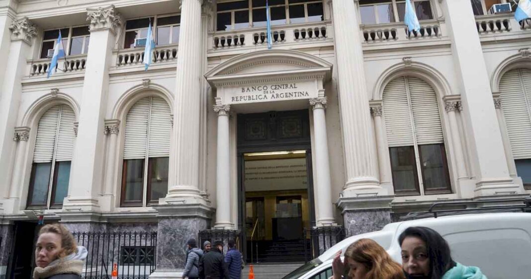 el-banco-central-siguio-vendiendo-y-las-reservas-cayeron-por-debajo-de-los-us$-27.000-millones,-el-nivel-mas-bajo-en-cinco-meses