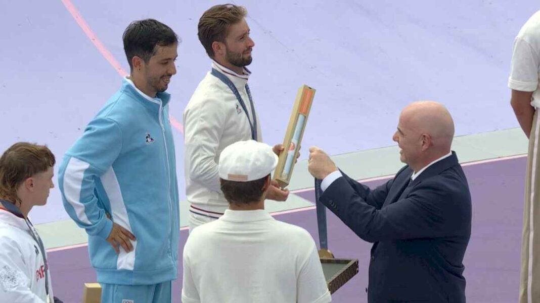 el-momento-en-el-que-sono-el-himno-y-le-dieron-la-medalla-de-oro-a-jose-«maligno»-torres