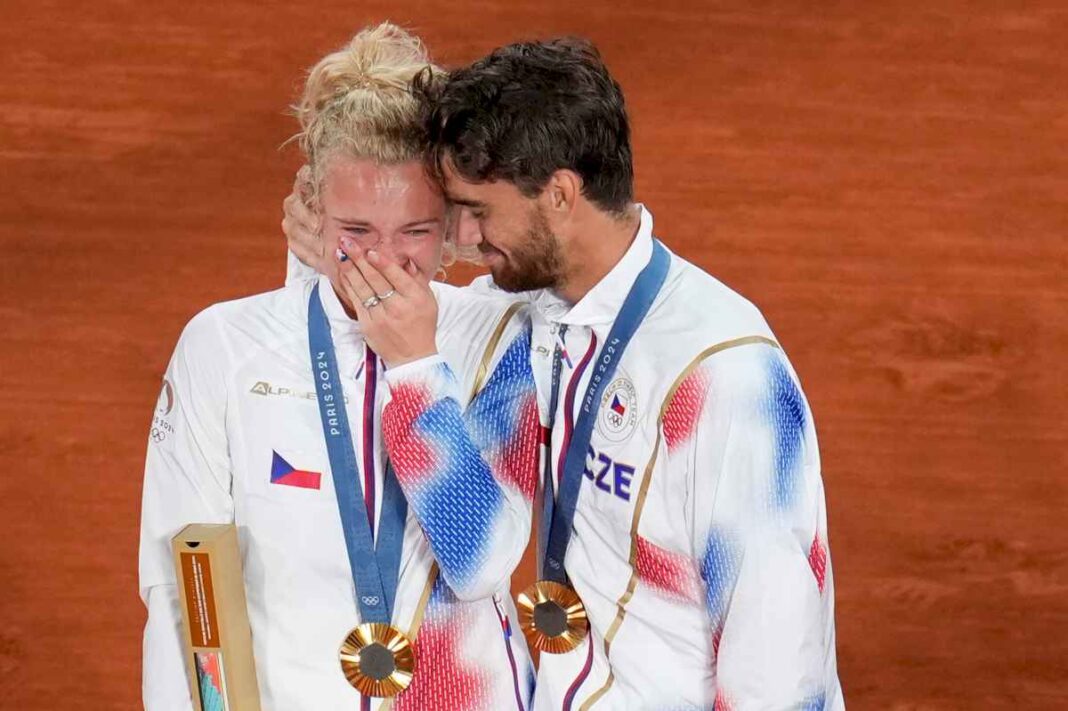 tras-ruptura-de-noviazgo,-checos-siniakova-y-machac-ganan-oro-olimpico-en-dobles-mixtos-de-tenis