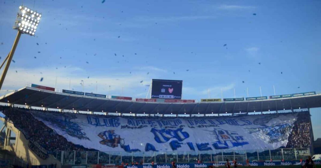 asi-fue-la-salida-de-talleres-e-instituto-en-el-kempes:-espectacular-marco-de-los-hinchas