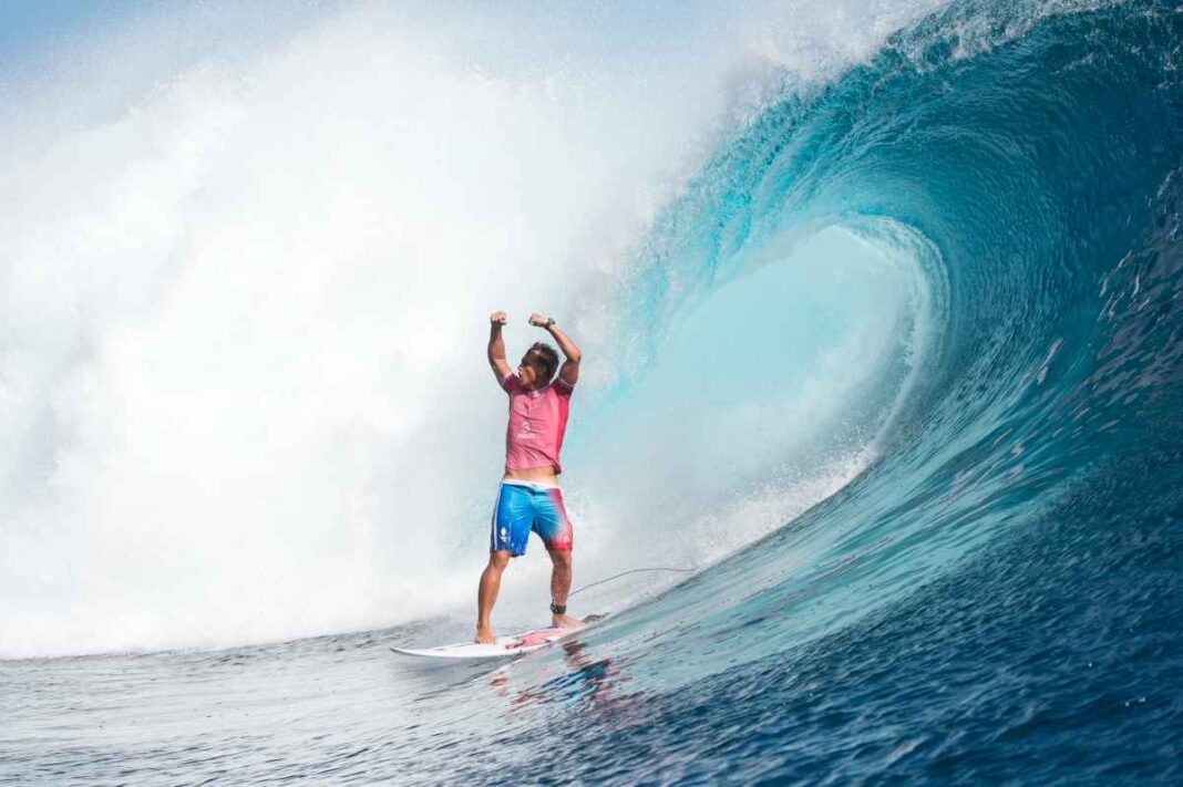 kauli-vaast,-de-la-misma-polinesia,-y-caroline-marks-se-llevan-el-oro-del-surf-olimpico-en-tahiti