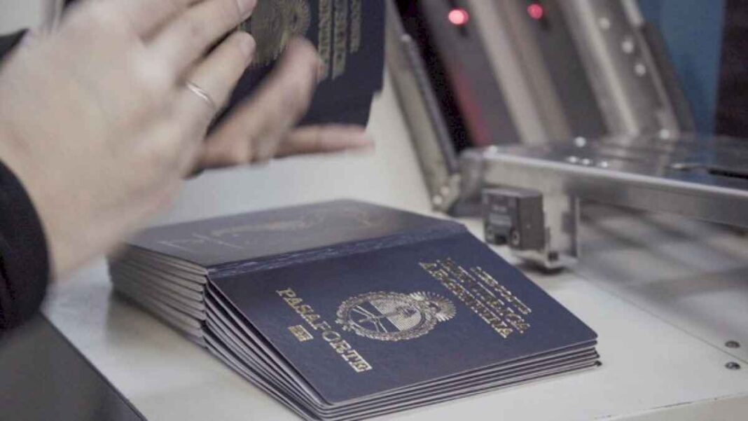 con-un-video,-revelo-que-el-pasaporte-argentino-trae-un-chip-que-puede-leerse-con-un-celular