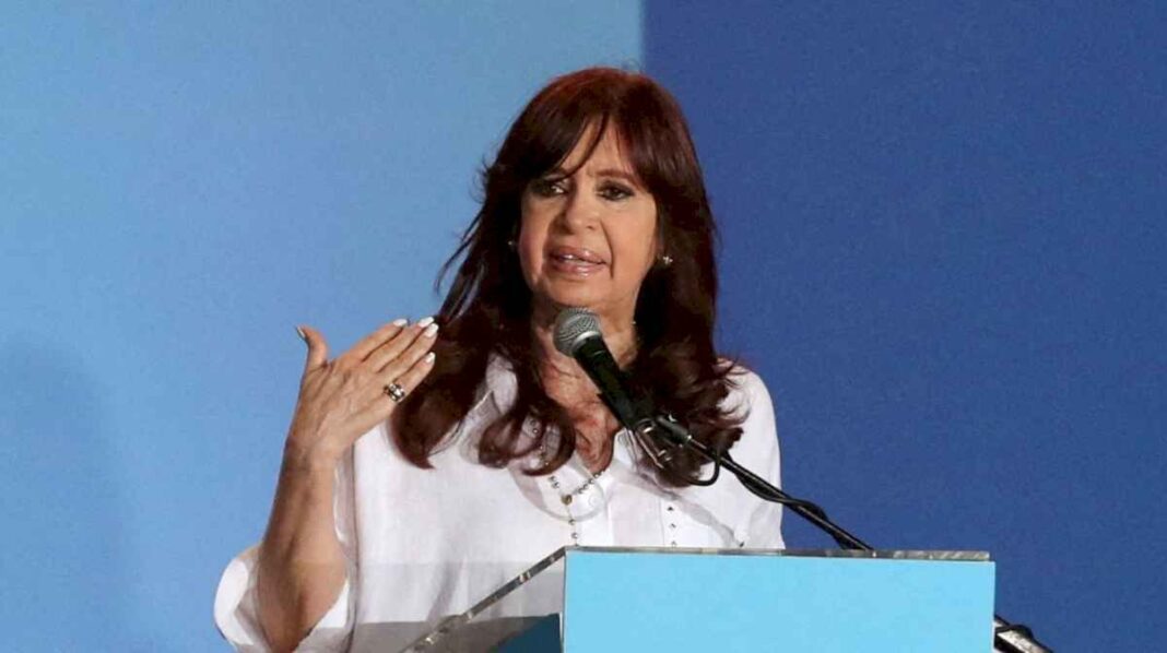 cristina-kirchner-llego-a-comodoro-py-para-declarar-en-la-causa-que-investiga-el-atentado-en-su-contra