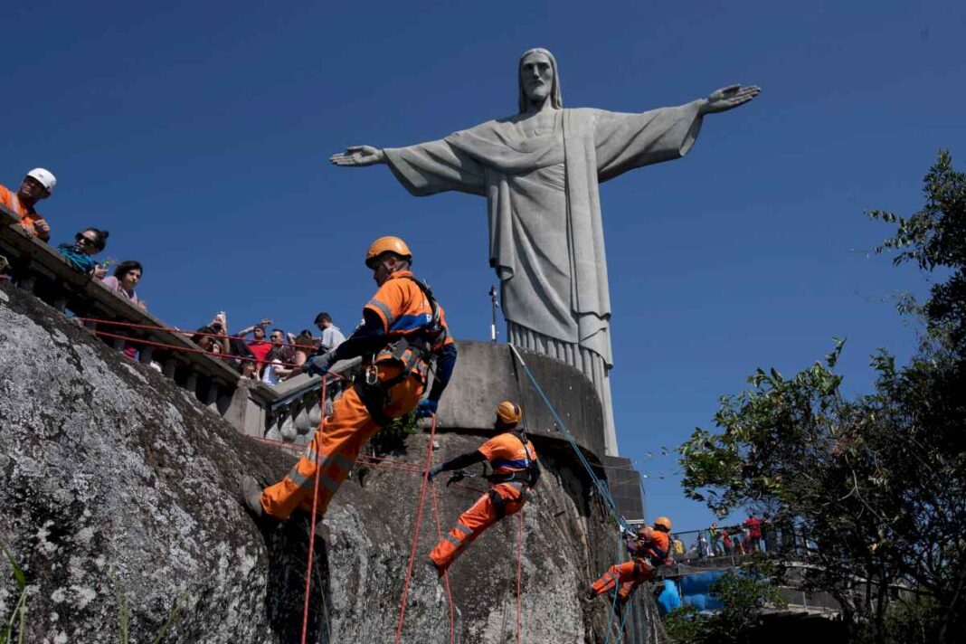 escaladores-de-rio-de-janeiro-limpian-el-sitio-de-la-estatua-del-cristo-redentor