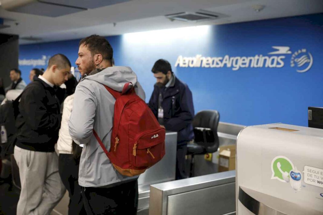 continua-el-conflicto:-aerolineas-argentinas-y-flybondi-trasladan-hoy-operaciones-de-aeroparque-a-ezeiza