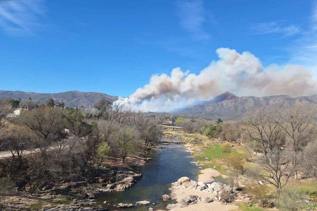 incendios-en-cordoba:-contuvieron-el-fuego-en-el-manzano-y-quedan-otros-4-focos-activos