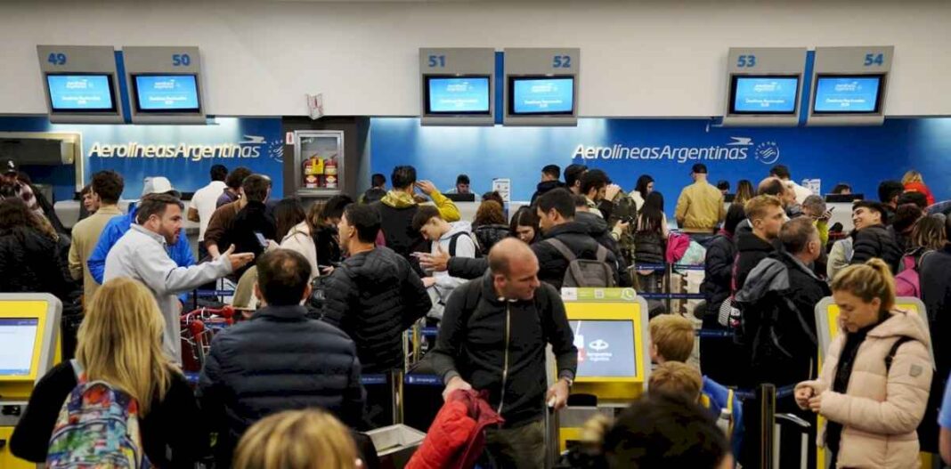 el-paro-en-ezeiza-y-aeroparque-afecta-a-150-vuelos-y-a-mas-de-15-mil-pasajeros