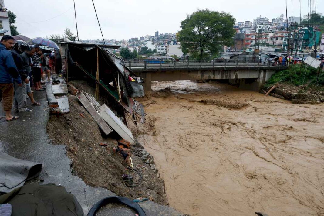 al-menos-100-muertos-y-docenas-de-desaparecidos-en-inundaciones-y-deslaves-en-nepal