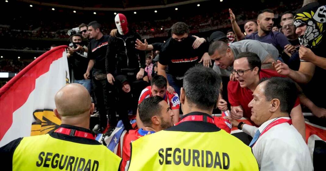 el-atletico-pierde-el-clasico-de-madrid-ante-el-real-y-hubo-incidentes-con-la-hinchada-local