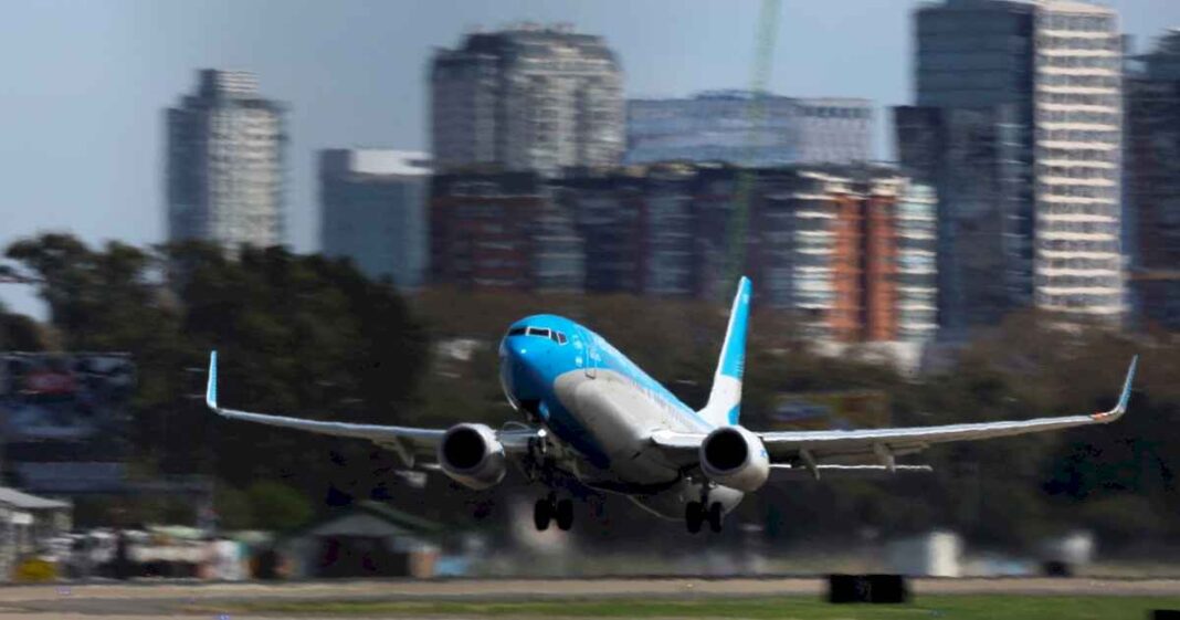 aerolineas-argentinas-lanza-promociones-tras-resolver-conflicto-gremial:-hasta-en-cuantas-cuotas-se-pueden-pagar-los-pasajes