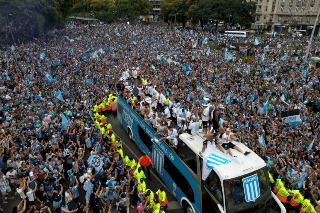 la-locura-del-racing-campeon-en-el-obelisco