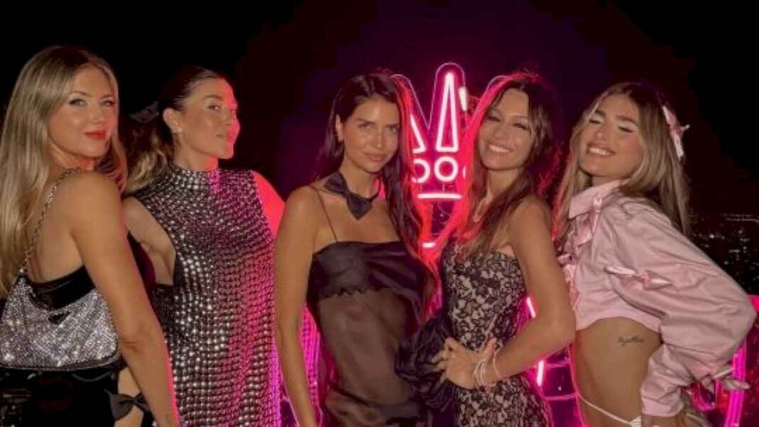 pampita,-zaira-nara,-jimena-baron,-sthepanie-demner-y-juli-poggio-brillaron-en-tailandia-con-sus-looks-total-white